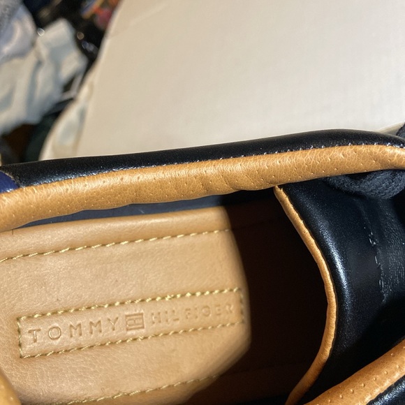 Authentic Tommy Hilfiger Maxin Leather Sneakers - Picture 5 of 7